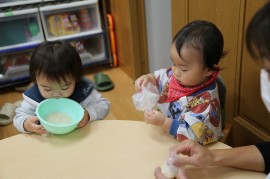 食育活動　～もち米を触ってみよう～